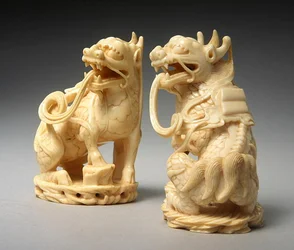Coppia di Qilin intagliati